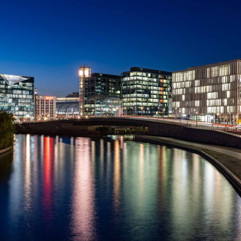 Berlin Blaue Stunde an der Spree