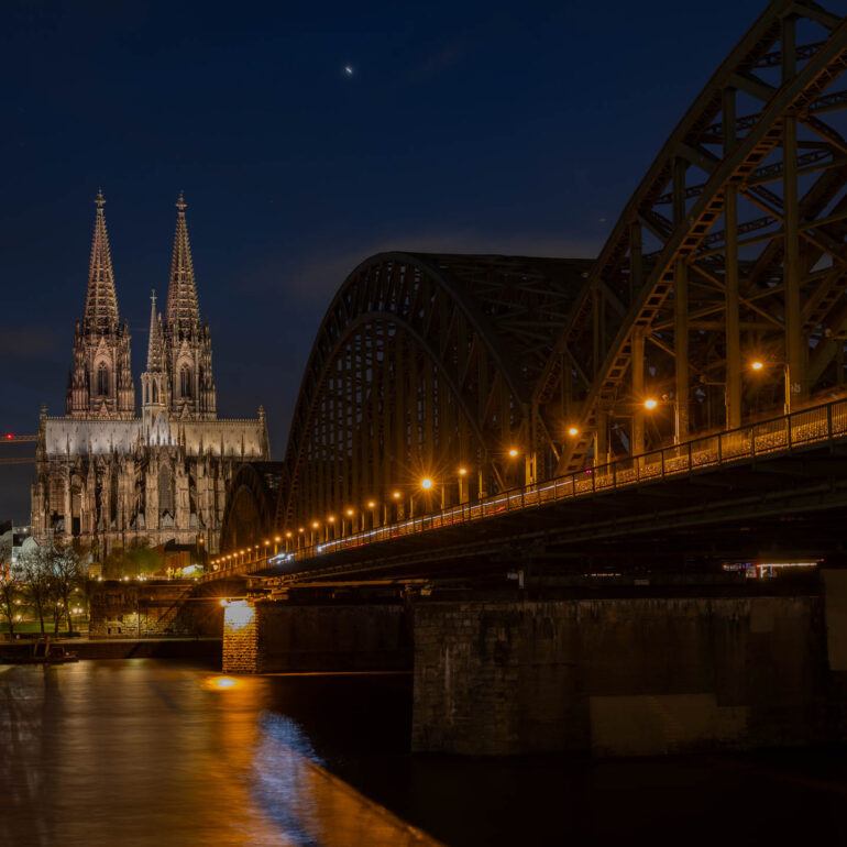 Der Klassiker, die Hohenzollernbrücke mit Dom, Köln
