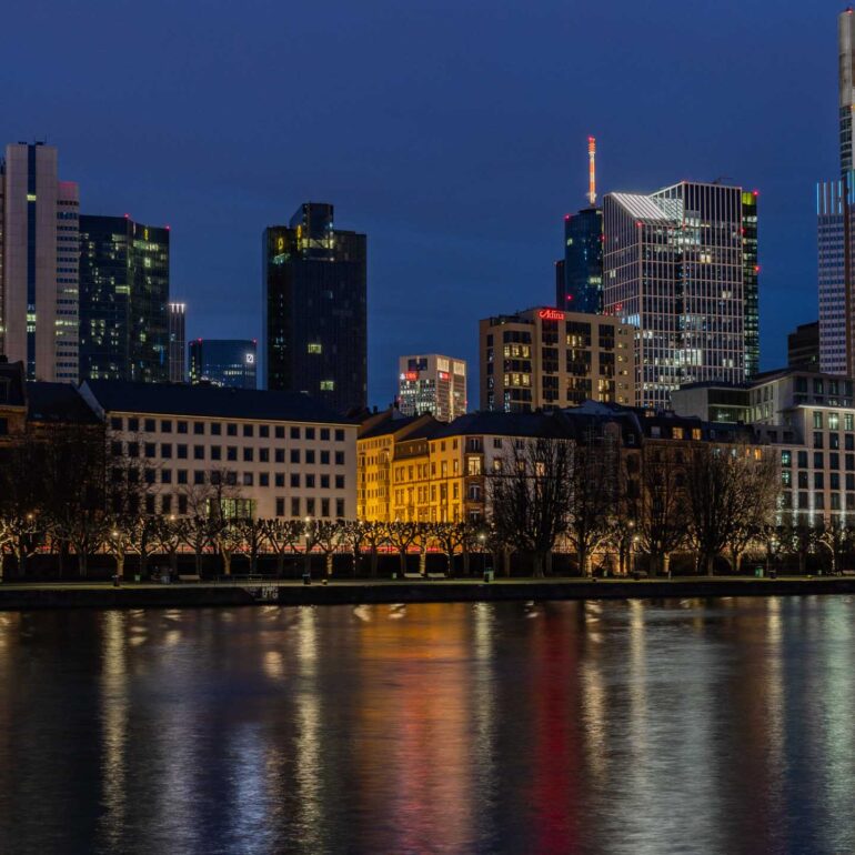 Skyline am Main Frankfurt - Blaue Stunde