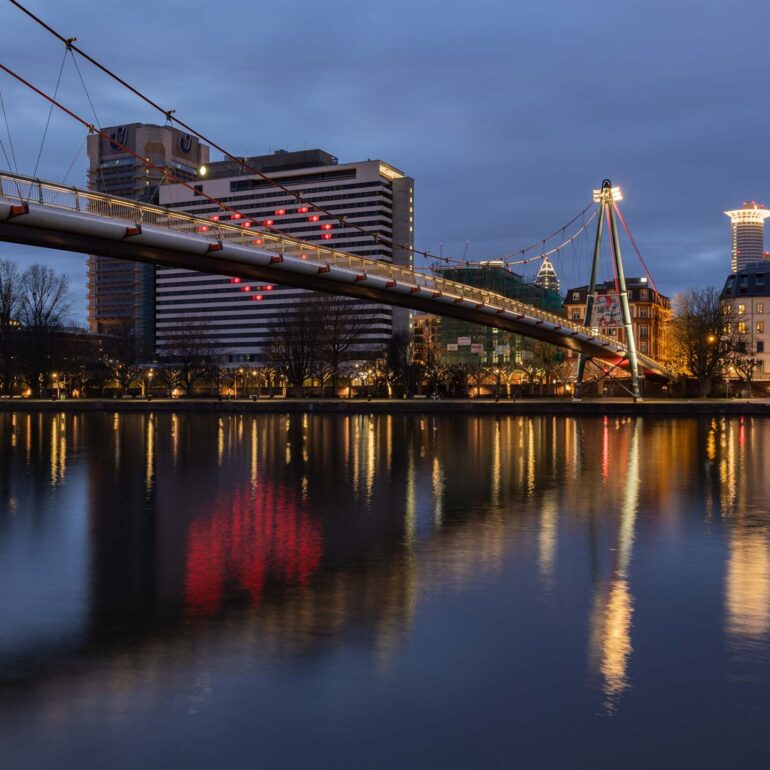 Skyline am Main Frankfurt - Blaue Stunde