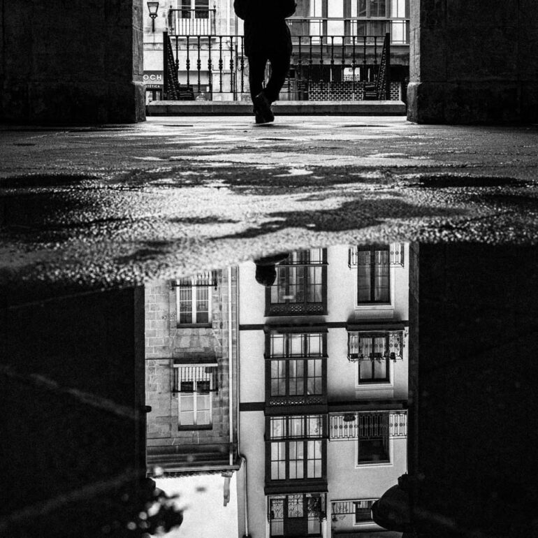 Spiegelung in der Altstadt von Bilbao