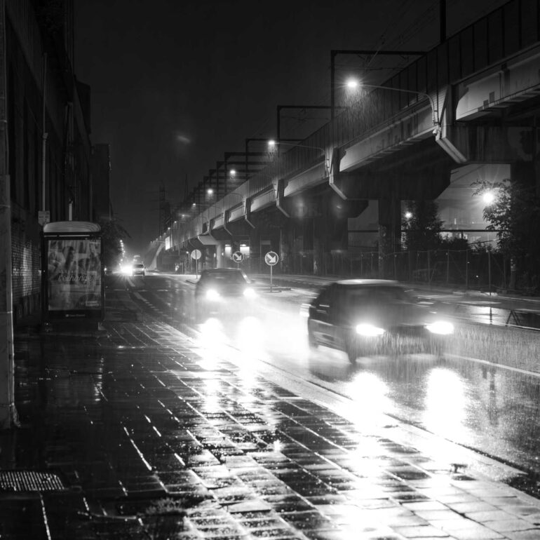 Straße in Charleroi Nachtaufnahme