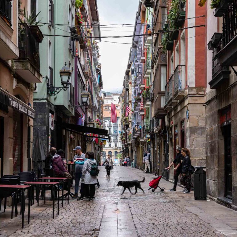 Straße in der Altstadt von Bilbao