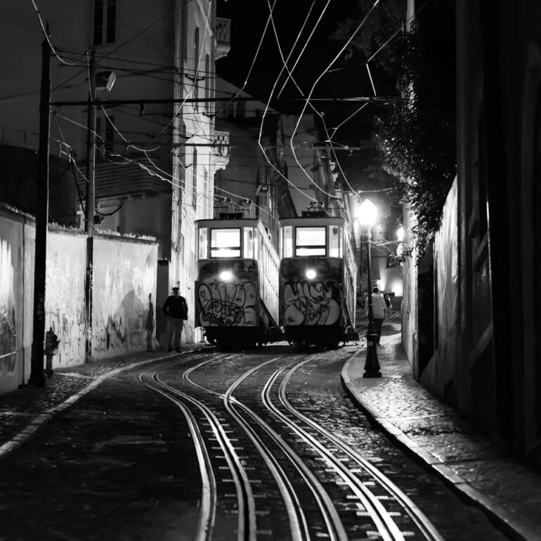 Tram in schwarzweiß